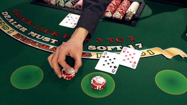 So sánh điểm giống và khác giữa Baccarat và bài cào